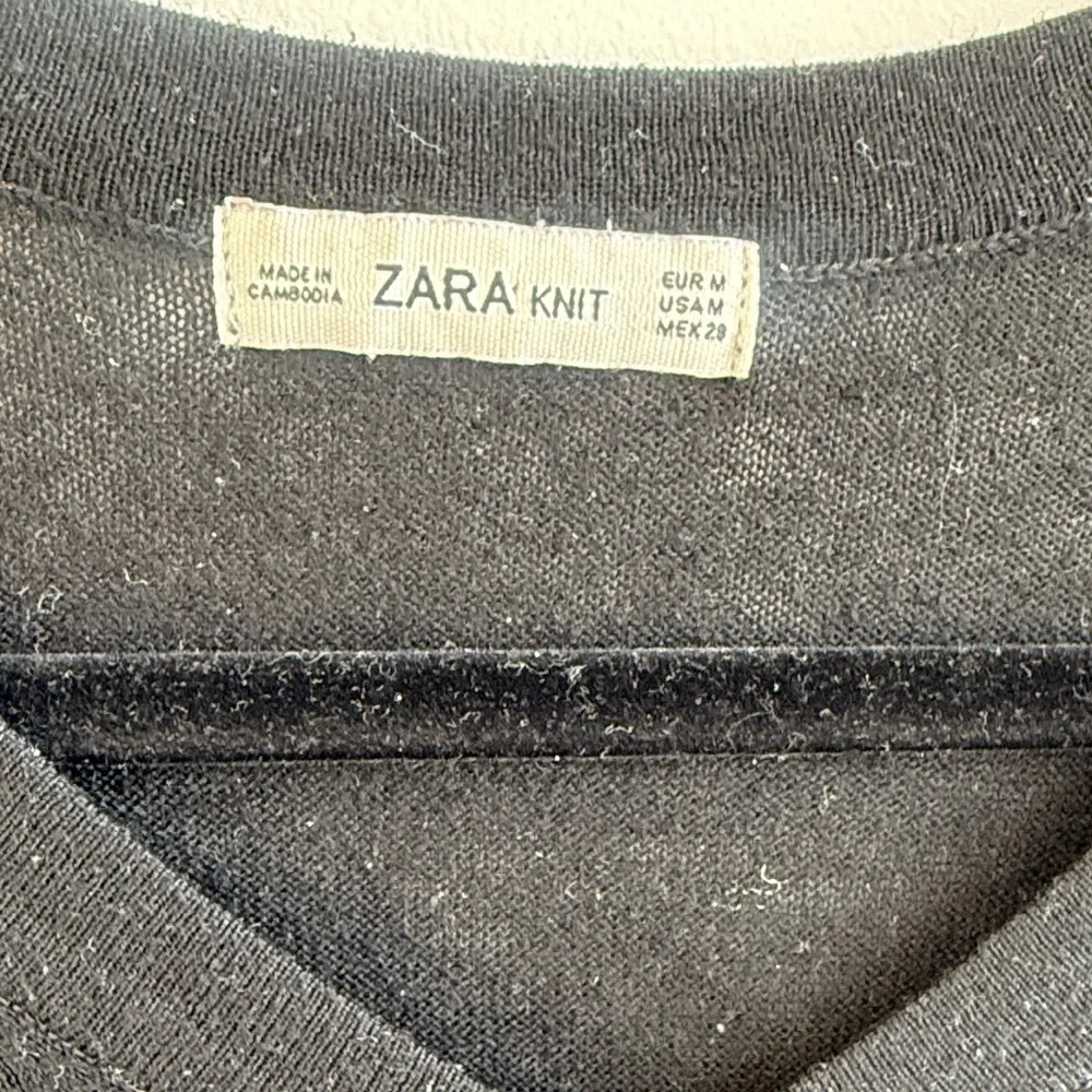 Black V-Neck Lightweight Knit Sweater – Zara - Picture 2 of 3